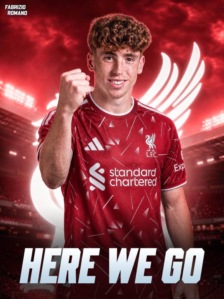 Liverpool sign Víctor Muñoz