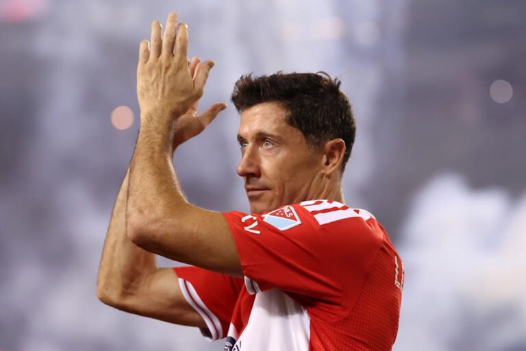 Robert Lewandowski volley